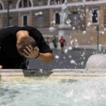 Un uomo si bagna i capelli in una fontana