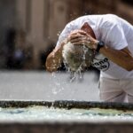 uomo si rinfresca per il caldo