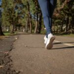 una ragazza cammina in un parco