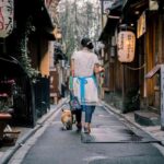 una giapponese cammina in una strada giapponese