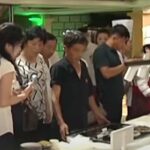 Partecipanti a una competizione culinaria a base di carne di cane in Corea del Nord