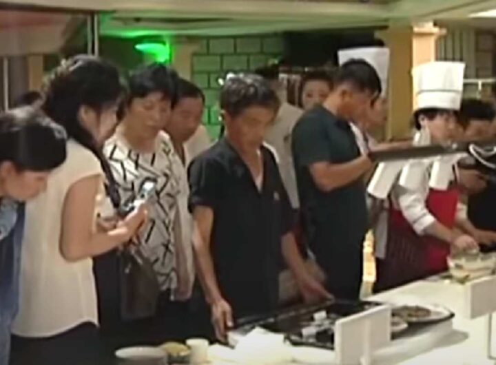 Partecipanti a una competizione culinaria a base di carne di cane in Corea del Nord