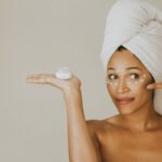 una donna con una crema contorno occhi