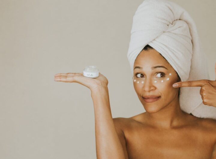 una donna con una crema contorno occhi