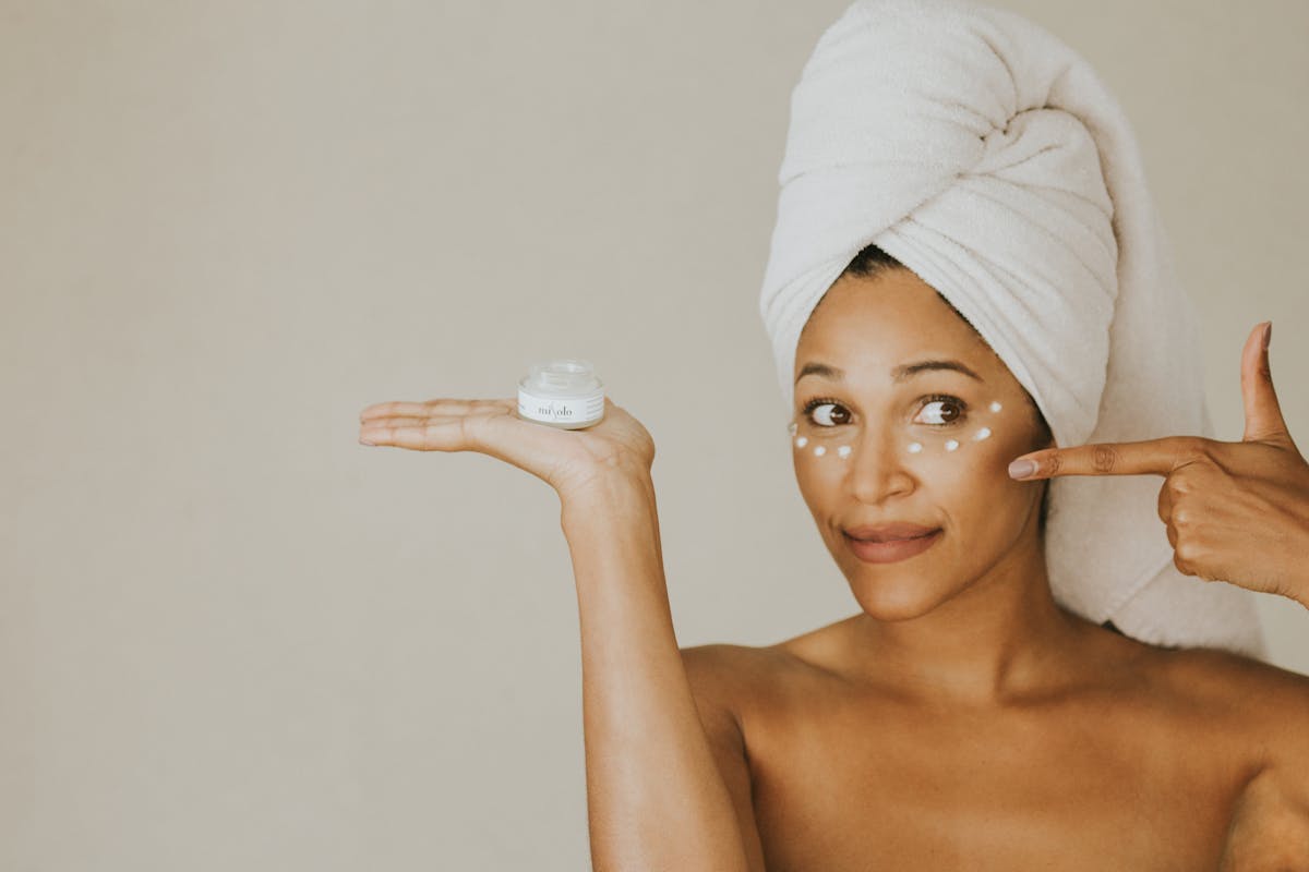 Perché non dovresti mai rinunciare a una crema contorno occhi: il segreto per uno sguardo giovane e luminoso