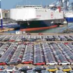 Auto nei pressi di container