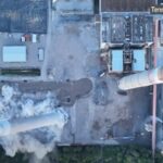 Il video della demolizione controllata di due camini di una struttura industriale