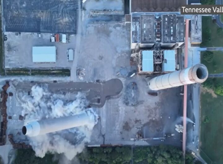 Il video della demolizione controllata di due camini di una struttura industriale
