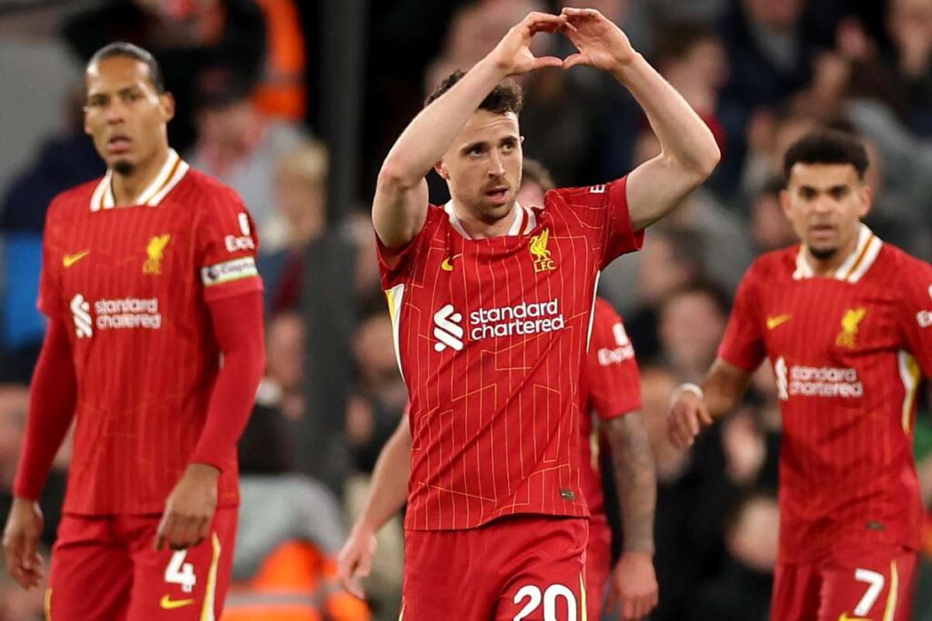 diogo jota con la maglia del liverpool