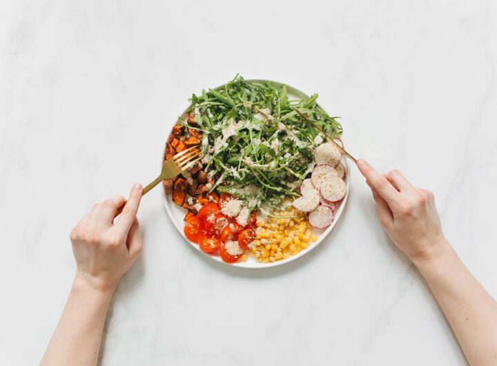 un piatto di alimenti sani e poveri di grassi