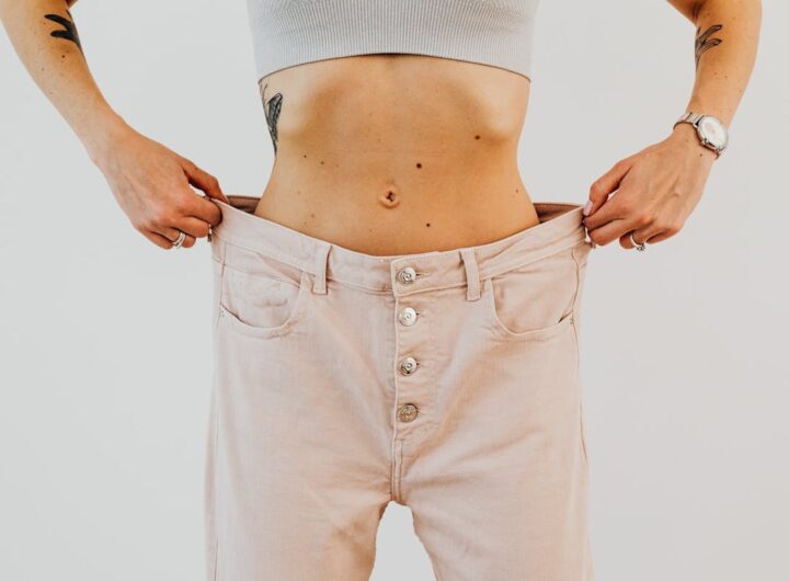 una ragazza indossa pantaloni troppo larghi