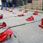 scarpe rosse come segno di protesta contro i femminicidi