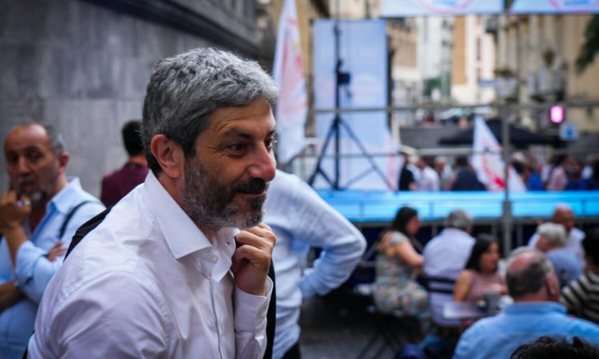 Elezioni Regionali a -7, irrompe il condono edilizio: ecco i punti chiave della polemica, nella foto Roberto Fico