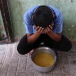 Piove la manna in Palestina, piovono i dazi dalla Scozia, piovono le inchieste in Italia, nella foto Un uomo disperato a Gaza