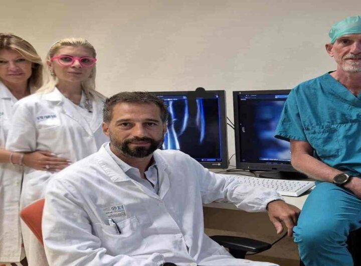 L'equipe che ha operato la paziente all0sopedale Careggi postata su Facebook dal governatore Giani