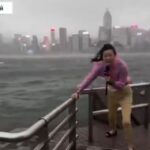 giornalista lotta contro il vento