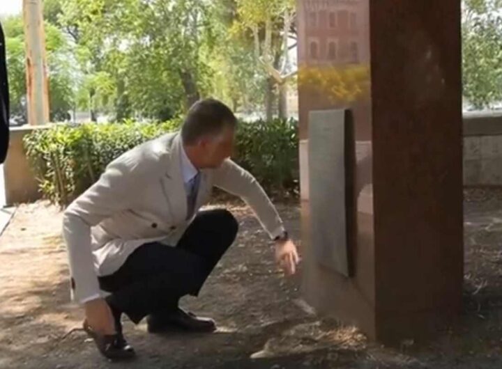 Giuli davanti la lapide di Matteotti