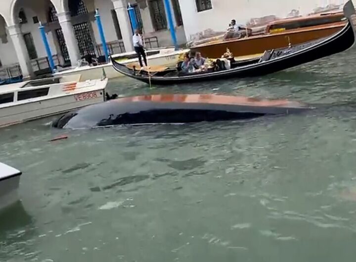 gondola ribaltata a venezia