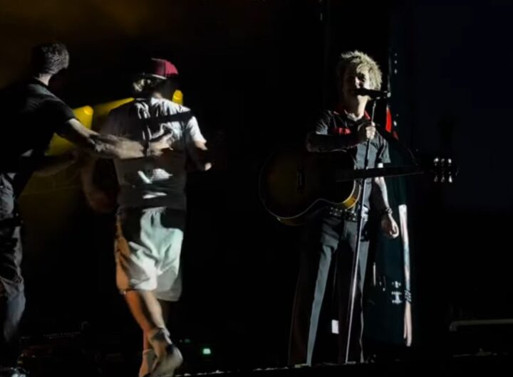 suona gli oasis al concerto dei green day