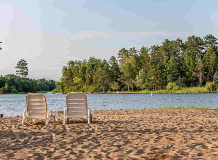 Altro che mare, queste spiagge attrezzate sui laghi sono una più bella dell'altra