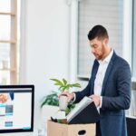 Un uomo che è stato appena licenziato