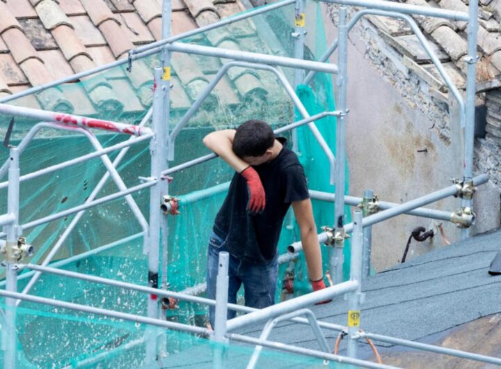 operaio al lavoro sotto il sole