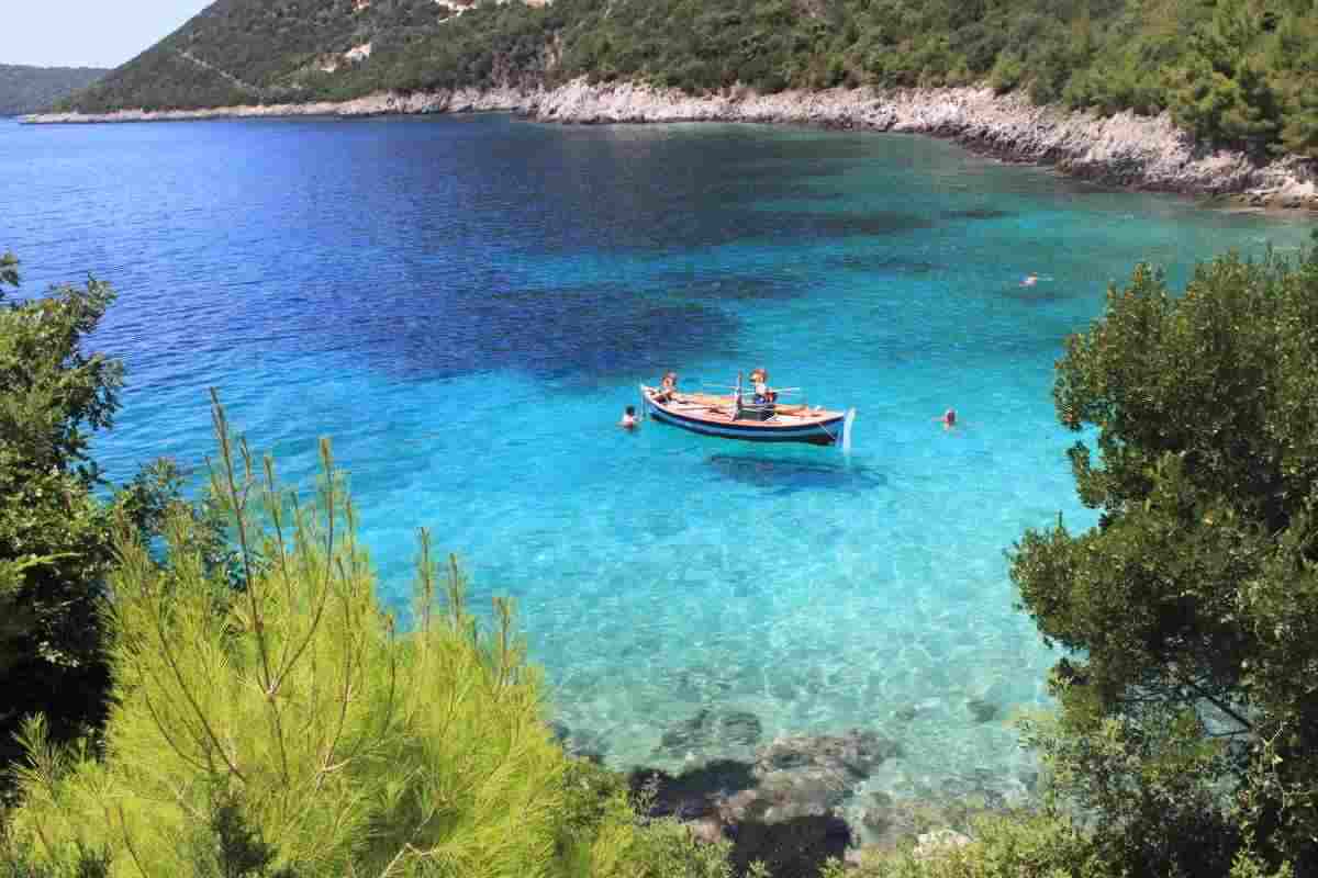 È l’isola greca più sottovalutata di tutte, ma ha spiagge incantevoli e borghi storici: la vita lì costa poco