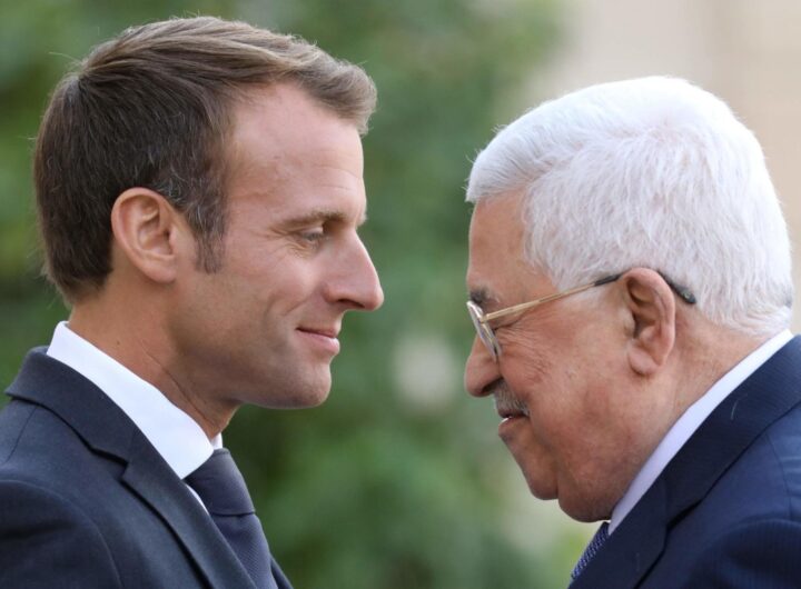 L’exploit di Macron, Serracchiani smemorata, De Luca spiazza Schlein, nella foto macron con il presidente palestinese Mahmoud Abbas