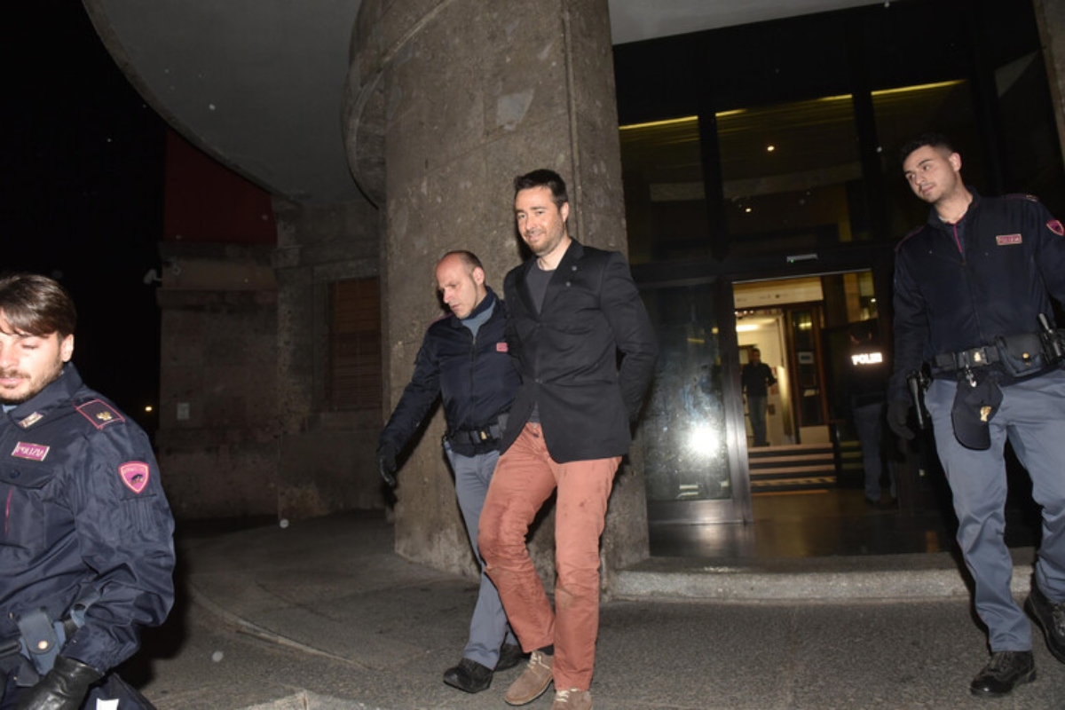 “Hai visto cosa ho fatto a tuo marito e tua figlia?”, orrore in tribunale a Varese, il video dell’omicidio