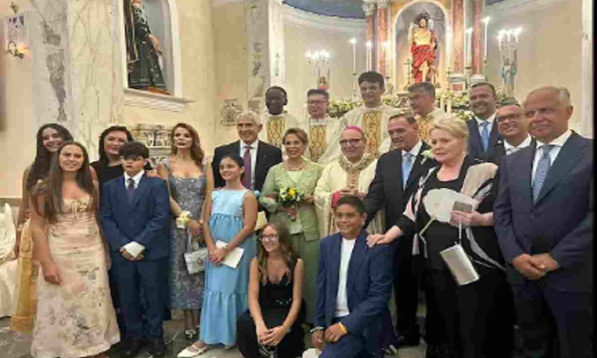 Il ritorno dei democristiani spaventa Schlein e disturba Meloni ma il condono fa 90, nella foto Mastella, la moglie e gli invitati