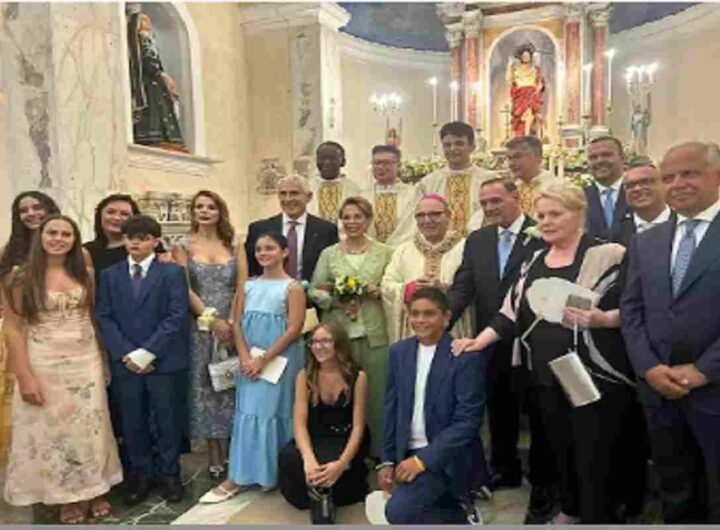 Il ritorno dei democristiani spaventa Schlein e disturba Meloni ma il condono fa 90, nella foto Mastella, la moglie e gli invitati