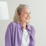 donna matura sorride