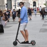 In barba a tutte le leggi e alle regole del vivere civile, i monopattini, eredità del Governo grillino, continuano a essere un pericolo ambulante. Sono pericolosi per i pedoni, senza distinzione di età perché anche a 20 anni se ti investe uno di quei bolidi sono guai. E lo sono anche per gli automobilisti: ti sgusciano da tutte le parti e se li urti e gli fai male con la tua macchina sarà sempre colpa tua, peggio che se investi l’incauta vecchina che si butta e passa col rosso. Pochissimi sono i conducenti di monopattini che rispettano le regole: casco, segnaletica, velocità, una sola persona per mezzo. Il contro mano è regola. Monopattini contro mano È proprio andava contro mano l’ultima vittima del monopattino fuori legge. Era un ragazzo di 16 anni che, riferisce Alessandro Ascione di Quattroruote, alla guida del suo monopattino elettrico ha imboccato in senso opposto la Provinciale 109 che in Puglia collega Gioia del Colle a Putignano: letale l’urto contro un’auto che transitava correttamente sulla strada. Li vedi in due, spesso la ragazza davanti e l’uomo, più grosso e ingombrante, dietro a guidare . Ma a volte sono tre, con un bambino in mezzo. E andando, come direbbe Montale, nel traffico che tartaglia, vedere con triste meraviglia cosa c’è nel telefonino e i suoi messaggi e il travaglio delle telefonate mancate. I marciapiedi sono per i monopattini quello che per Leclerc è la pista di Maranello. Se non ti scansi sei morto. Sempre Alessandro Ascione informa che sono già 15 i morti in monopattino nel 2015. Furono 20 del 2024. In proiezione, quest’anno si rischia di schizzare a quota 27. Morti e feriti secondo l’Istat I dati ufficiali di Quattroruote. A luglio 2024, l’Istat aveva lanciato l’allarme: i sinistri di utenti di monopattini elettrici erano cresciuti da 2.929 nel 2022 a 3.365 nel 2023, i feriti da 2.787 a 3.195, i decessi da 16 a 21. Numeri dai quali andavano esclusi gli incidenti che non avevano richiesto l’intervento delle Forze dell’ordine. Eppure, per arginare il fenomeno, sono state introdotte varie novità col nuovo Codice della strada, in vigore dal 14 dicembre 2024. Tutti (non solo i minori) devono indossare il casco. Inoltre, i monopattini possono circolare solo in città con limite di velocità massimo di 50 km/h: vietato viaggiare fuori dei centri abitati sulle piste ciclabili, contromano e sui marciapiedi. In quanto al targhino, dopo un primo decreto attuativo, se ne attende un secondo, col quale scatterà l’obbligo di assicurazione per la responsabilità civile a carico dei guidatori di monopattini elettrici