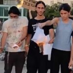 I ragazzi israeliani che bruciano gli ordini di leva militare