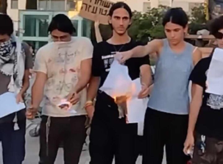 I ragazzi israeliani che bruciano gli ordini di leva militare