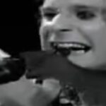 Ozzy Osbourne con un pipistrello in bocca durante un concerto