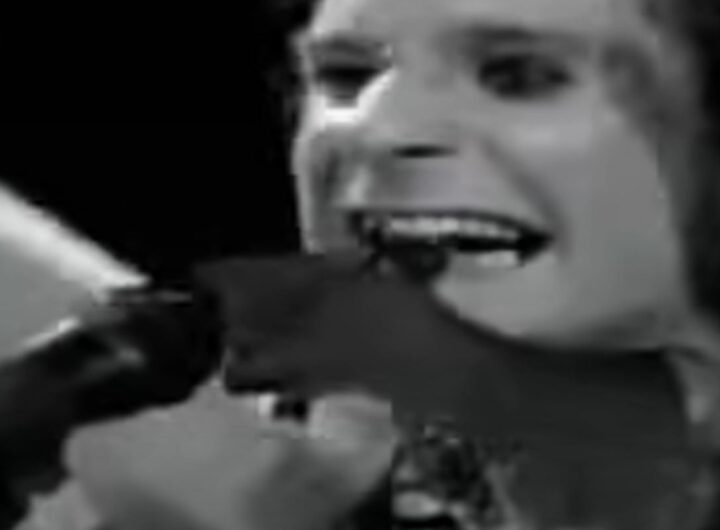 Ozzy Osbourne con un pipistrello in bocca durante un concerto