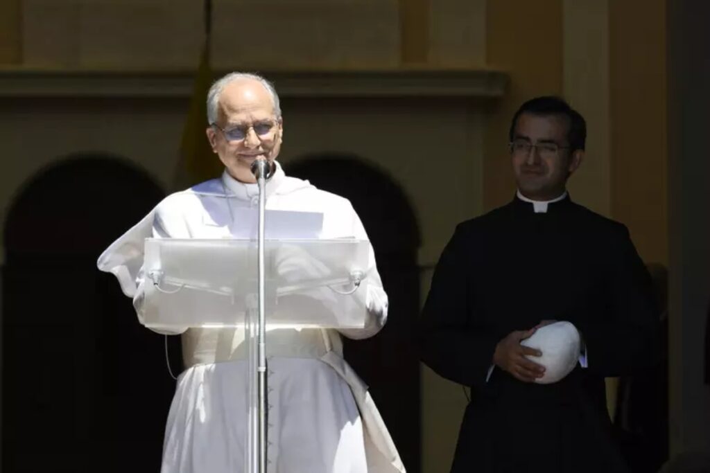 Leone XIV riporta il latino a Messa, evviva ma dice no a mogli e donne prete: dove va la Chiesa?, nella foto papa leone XIV