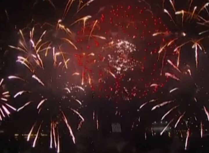 Fuochi d'artificio dalla Torre Eiffel