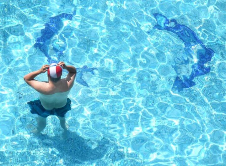 uomo in piscina