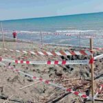 Spiaggia delimitata dai nastri dei carabinieri