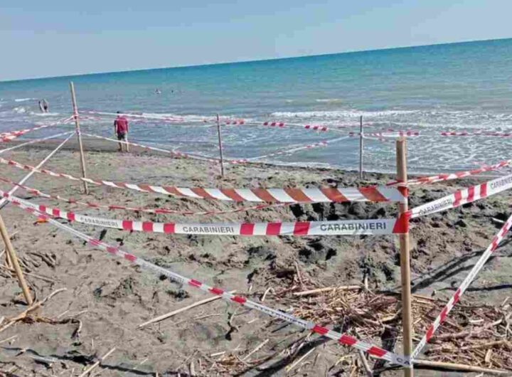 Spiaggia delimitata dai nastri dei carabinieri