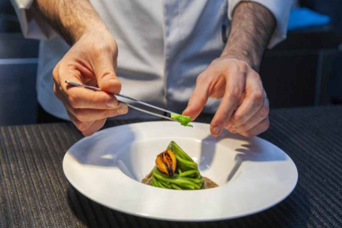 L’annuncio di lavoro discriminatorio dello chef stellato (poi rimosso): “No comunisti né gay”