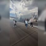 Il video dei passeggeri che usano gli scivoli di emergenza per fuggire dall'incendio di un aereo negli Stati Uniti