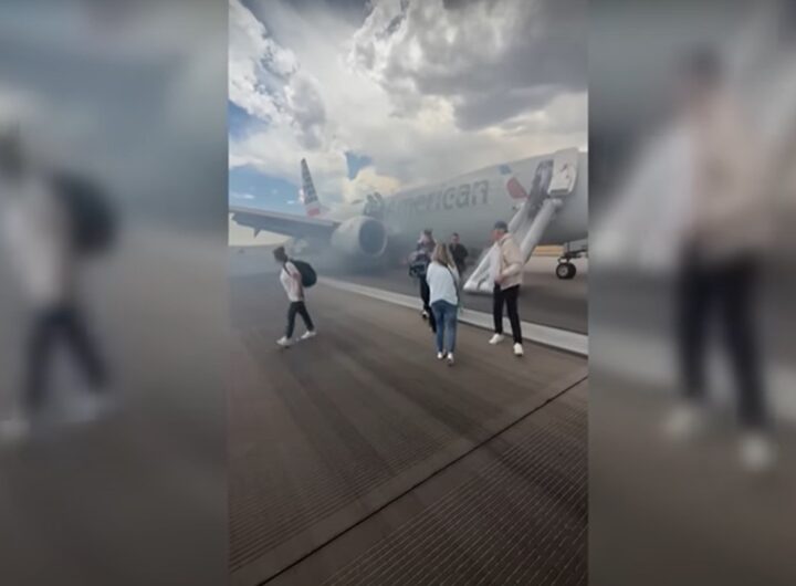 Il video dei passeggeri che usano gli scivoli di emergenza per fuggire dall'incendio di un aereo negli Stati Uniti
