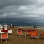 spiaggia sotto nuvole nere