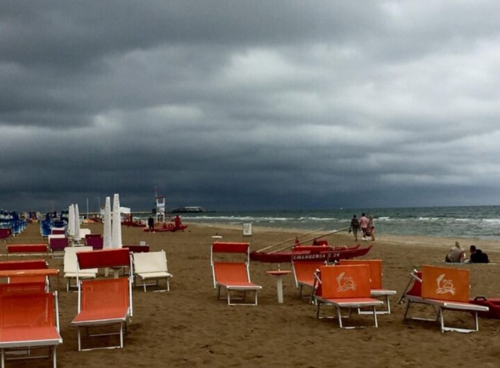 spiaggia sotto nuvole nere