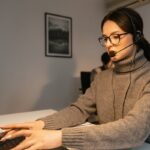 una ragazza seduta mentre lavora