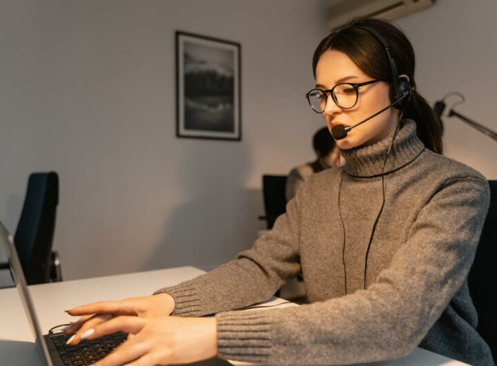 una ragazza seduta mentre lavora