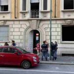 Polizia davanti all'appartamento andato in fiamme a Sesto San Giovanni